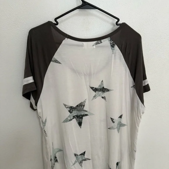 Maurices Olive Green Star Print Short Sleeve Tee - Picture 5 of 7